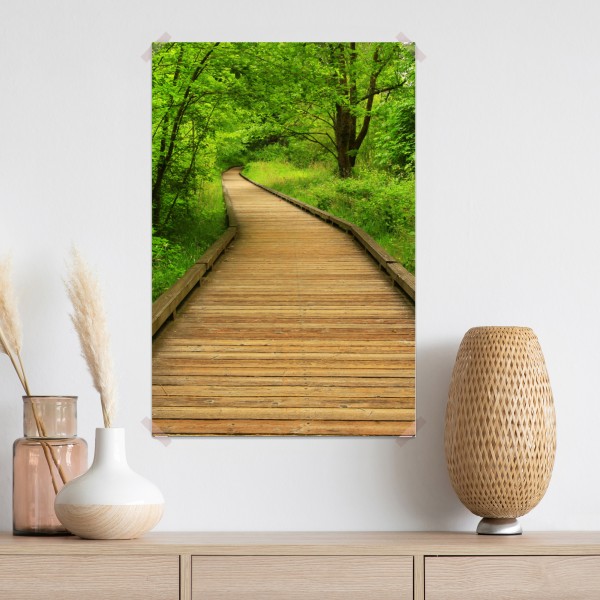 Plakat spokojny drewniany pomost w lesie – Wallissimo® Plakat spokojny drewniany pomost w lesie – Wallissimo®