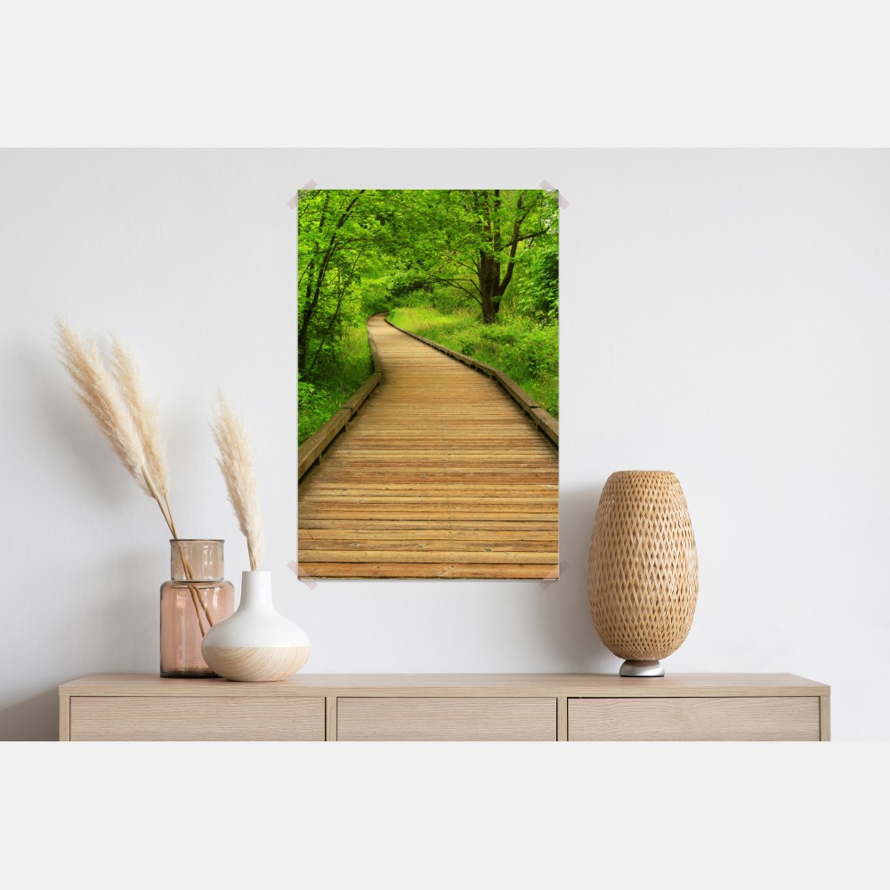 Plakat spokojny drewniany pomost w lesie – Wallissimo® Plakat spokojny drewniany pomost w lesie – Wallissimo®