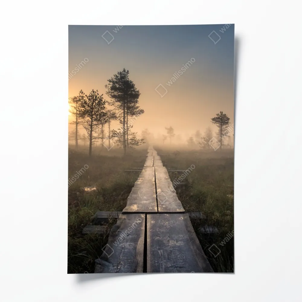 Plakat mglisty wschód słońca nad drewnianą kładką – Wallissimo® Plakat mglisty wschód słońca nad drewnianą kładką – Wallissimo®
