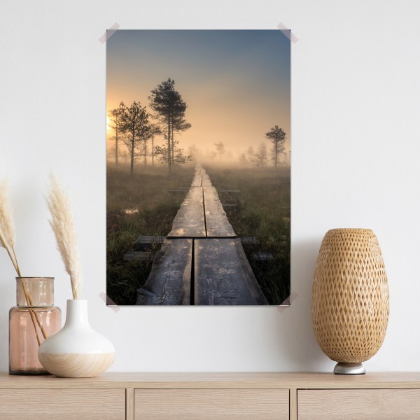 Plakat mglisty wschód słońca nad drewnianą kładką – Wallissimo® Plakat mglisty wschód słońca nad drewnianą kładką – Wallissimo®