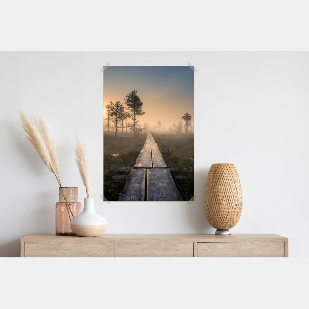 Plakat mglisty wschód słońca nad drewnianą kładką – Wallissimo® Plakat mglisty wschód słońca nad drewnianą kładką – Wallissimo®