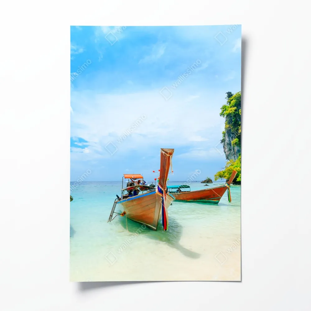 Plakat łodzie longtail na turkusowej plaży w Phuket – Wallissimo® Plakat łodzie longtail na turkusowej plaży w Phuket – Wallissimo®