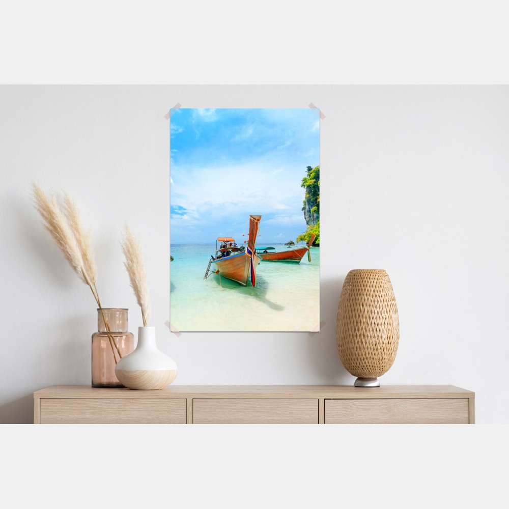 Plakat łodzie longtail na turkusowej plaży w Phuket – Wallissimo® Plakat łodzie longtail na turkusowej plaży w Phuket – Wallissimo®