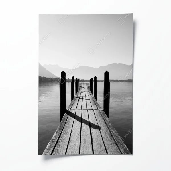 Plakat spokojny pomost nad jeziorem w czerni i bieli