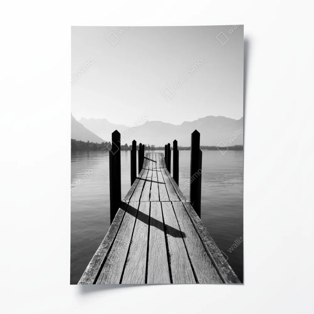 Plakat spokojny pomost nad jeziorem w czerni i bieli – Wallissimo® Plakat spokojny pomost nad jeziorem w czerni i bieli – Wallissimo®