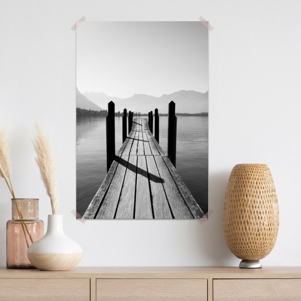 Plakat spokojny pomost nad jeziorem w czerni i bieli – Wallissimo® Plakat spokojny pomost nad jeziorem w czerni i bieli – Wallissimo®