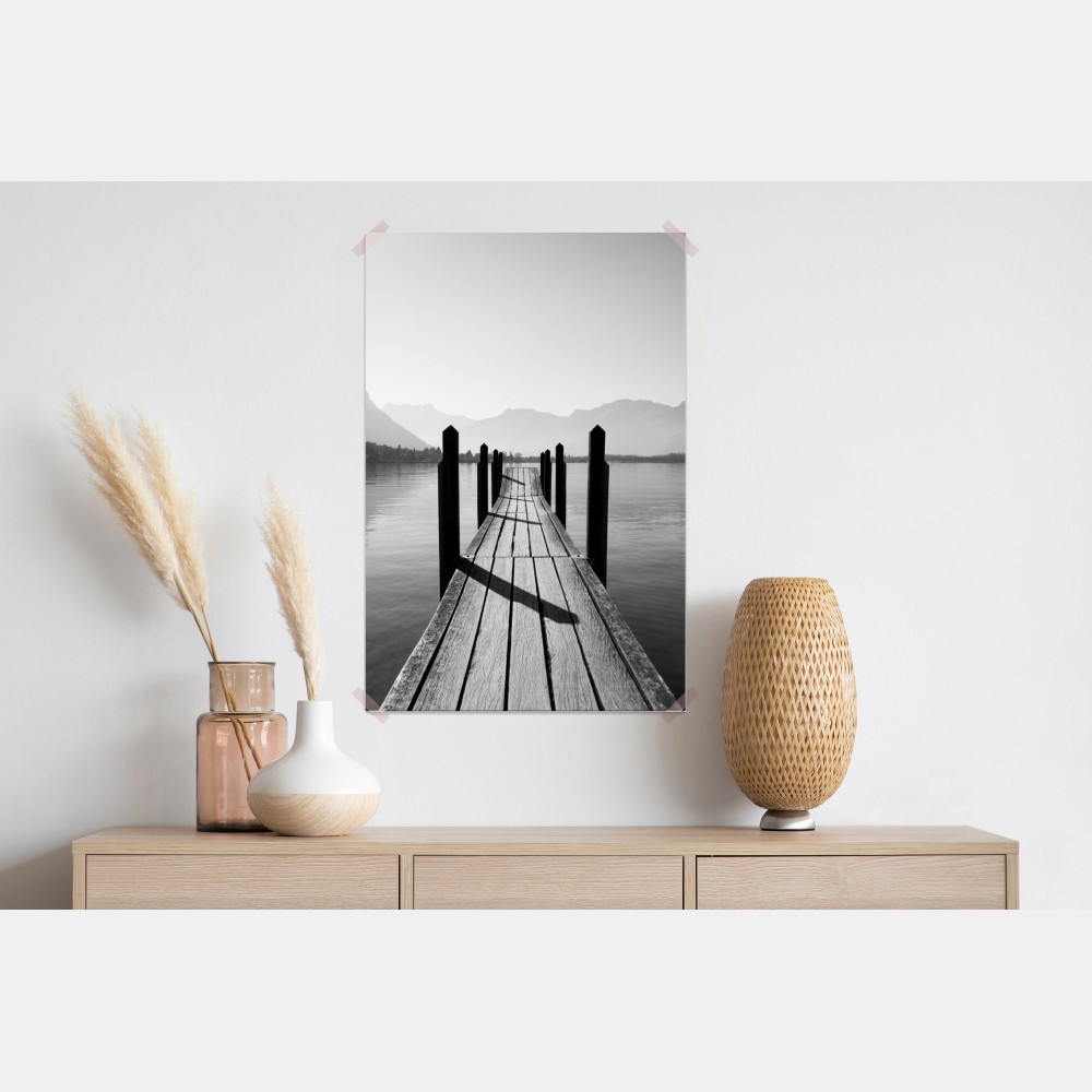 Plakat spokojny pomost nad jeziorem w czerni i bieli – Wallissimo® Plakat spokojny pomost nad jeziorem w czerni i bieli – Wallissimo®