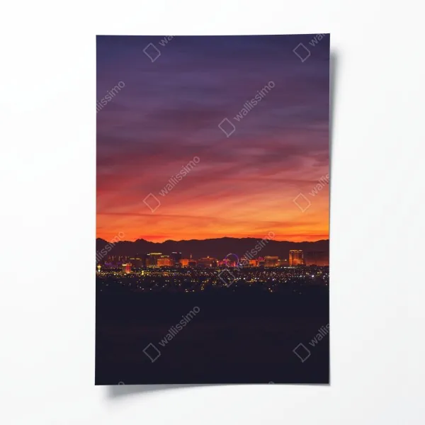 Plakat intensywna różowa fasada z niebieskimi drzwiami – Wallissimo®