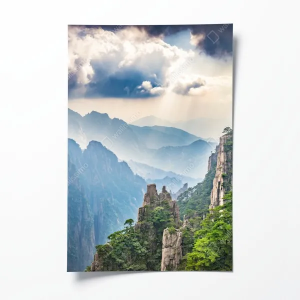 Plakat mglista sceneria górskich klifów z promieniami słońca