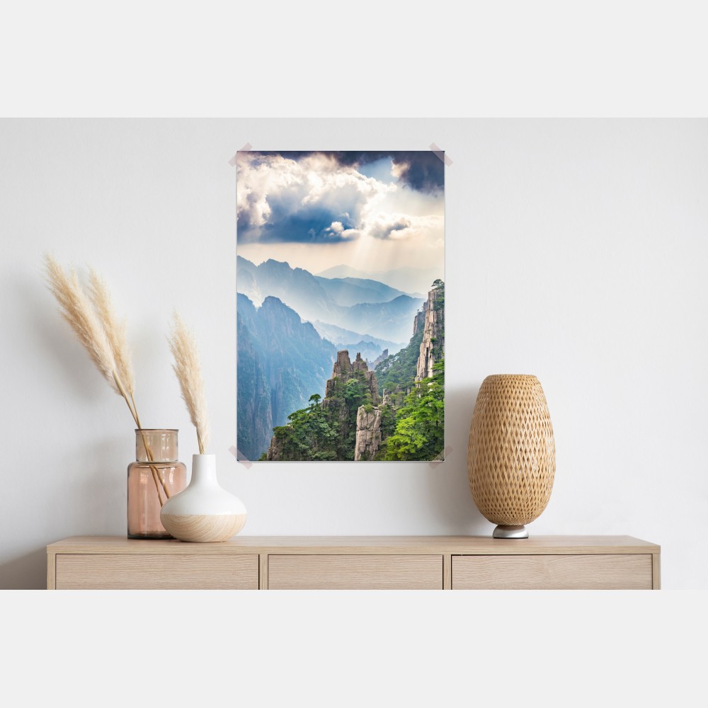 Plakat mglista sceneria górskich klifów z promieniami słońca – Wallissimo® Plakat mglista sceneria górskich klifów z promieniami słońca – Wallissimo®