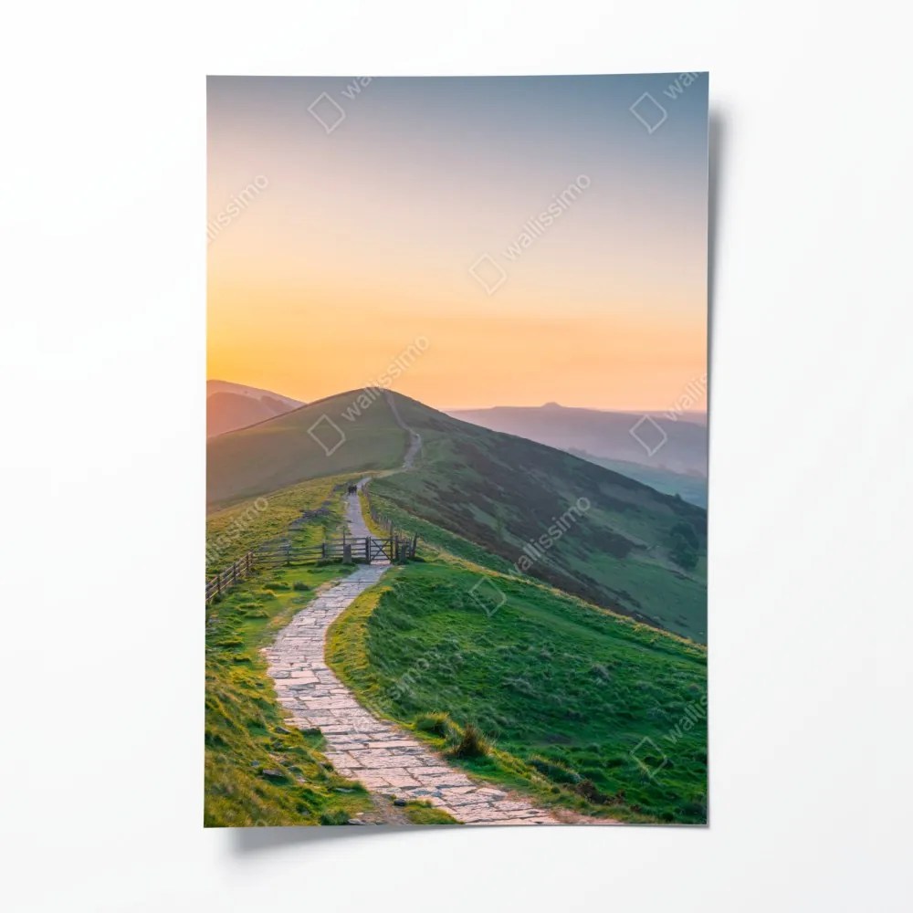 Plakat wschód słońca nad zielonymi wzgórzami z kamienną ścieżką – Wallissimo® Plakat wschód słońca nad zielonymi wzgórzami z kamienną ścieżką – Wallissimo®