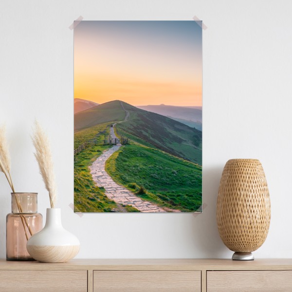 Plakat wschód słońca nad zielonymi wzgórzami z kamienną ścieżką – Wallissimo® Plakat wschód słońca nad zielonymi wzgórzami z kamienną ścieżką – Wallissimo®