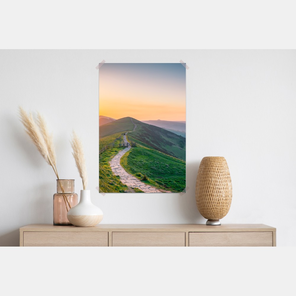 Plakat wschód słońca nad zielonymi wzgórzami z kamienną ścieżką – Wallissimo® Plakat wschód słońca nad zielonymi wzgórzami z kamienną ścieżką – Wallissimo®