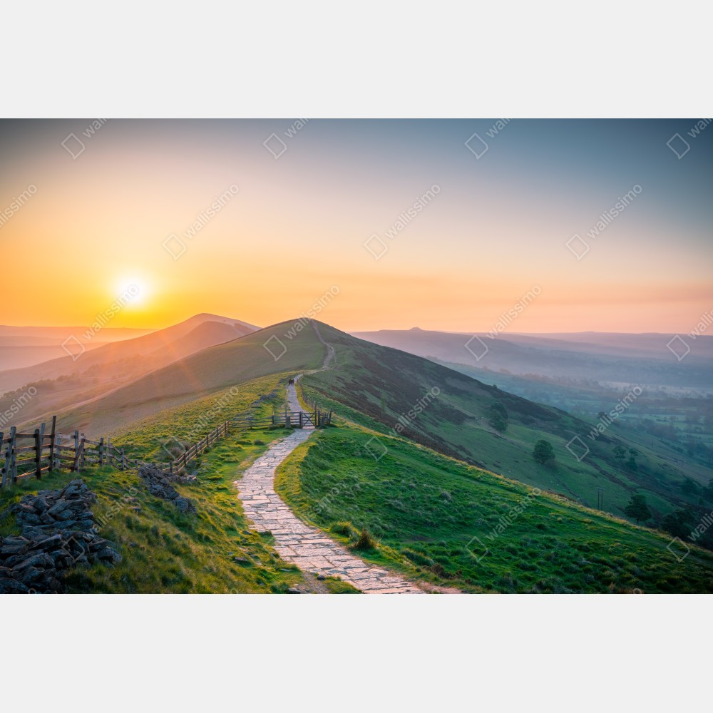 Plakat wschód słońca nad zielonymi wzgórzami z kamienną ścieżką – Wallissimo® Plakat wschód słońca nad zielonymi wzgórzami z kamienną ścieżką – Wallissimo®
