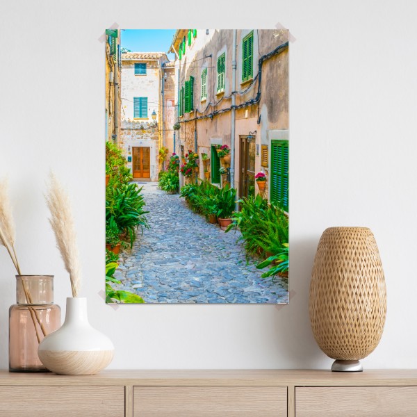 Plakat słoneczna uliczka z zielonymi okiennicami