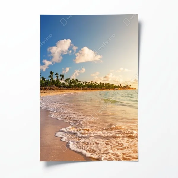 Plakat tropikalny zachód słońca na plaży z sylwetkami palm