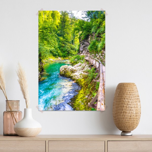 Plakat turkusowa rzeka i drewniana ścieżka w lesie – Wallissimo® Plakat turkusowa rzeka i drewniana ścieżka w lesie – Wallissimo®