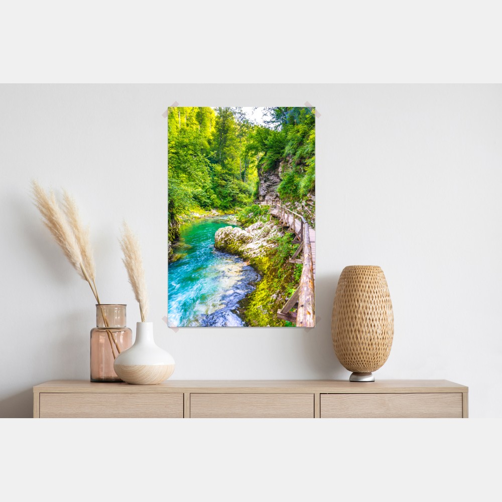 Plakat turkusowa rzeka i drewniana ścieżka w lesie – Wallissimo® Plakat turkusowa rzeka i drewniana ścieżka w lesie – Wallissimo®