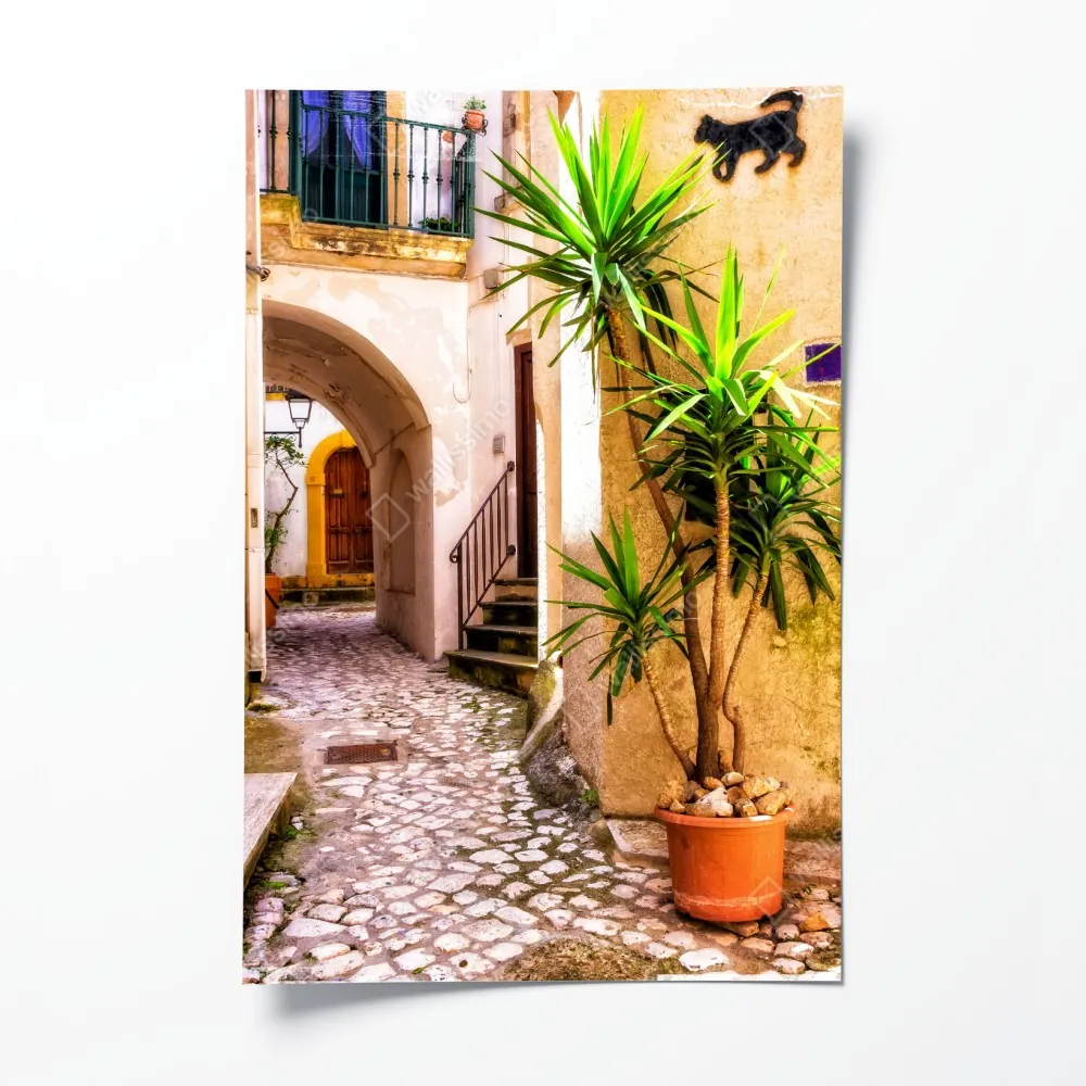 Plakat słoneczna śródziemnomorska uliczka z zielonymi okiennicami – Wallissimo® Plakat słoneczna śródziemnomorska uliczka z zielonymi okiennicami – Wallissimo®