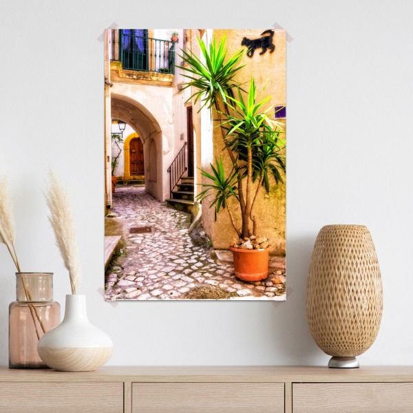 Plakat słoneczna śródziemnomorska uliczka z zielonymi okiennicami – Wallissimo® Plakat słoneczna śródziemnomorska uliczka z zielonymi okiennicami – Wallissimo®