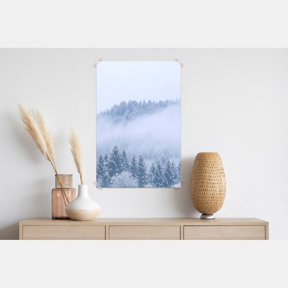 Plakat zimowa mgła nad lasem iglastym – Wallissimo®