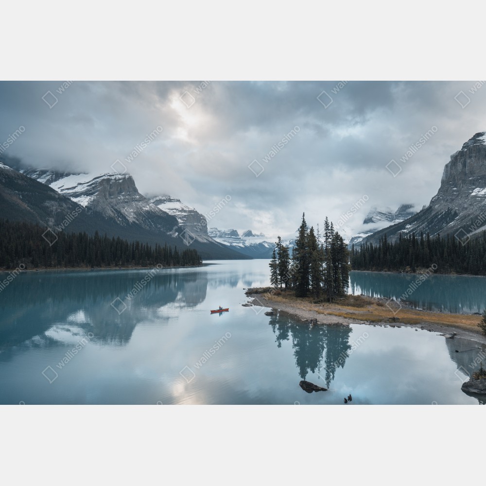 Plakat spokojne alpejskie jezioro z wyspą i kajakiem – Wallissimo® Plakat spokojne alpejskie jezioro z wyspą i kajakiem – Wallissimo®