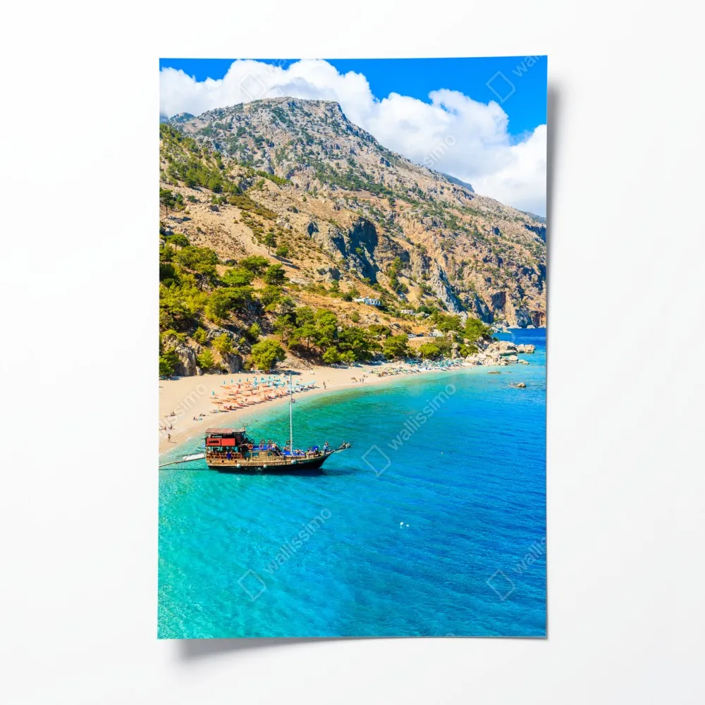 Plakat żaglówka na plaży Apella, Karpathos – Wallissimo® Plakat żaglówka na plaży Apella, Karpathos – Wallissimo®