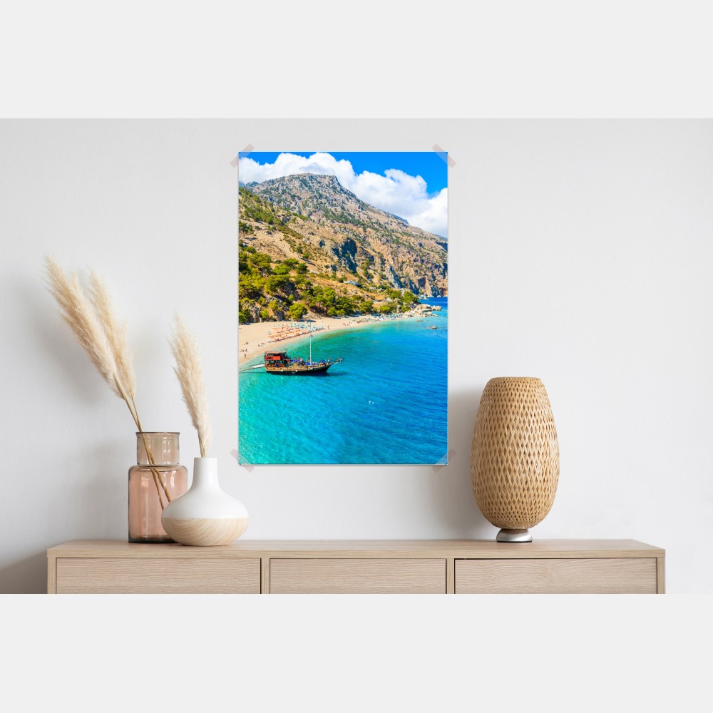 Plakat żaglówka na plaży Apella, Karpathos – Wallissimo® Plakat żaglówka na plaży Apella, Karpathos – Wallissimo®