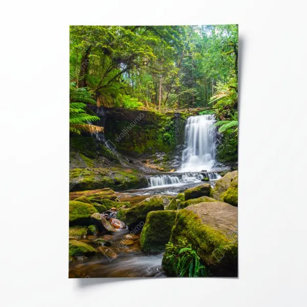 Plakat słoneczna śródziemnomorska uliczka z zielonymi okiennicami – Wallissimo®