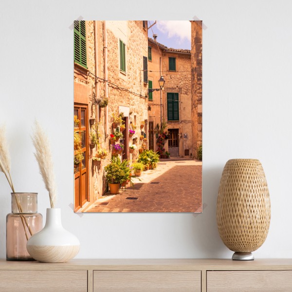 Plakat słoneczna uliczka śródziemnomorska z doniczkami – Wallissimo® Plakat słoneczna uliczka śródziemnomorska z doniczkami – Wallissimo®
