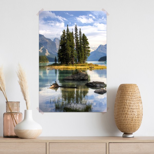 Plakat spokojne jezioro alpejskie z wyspą i górami – Wallissimo® Plakat spokojne jezioro alpejskie z wyspą i górami – Wallissimo®