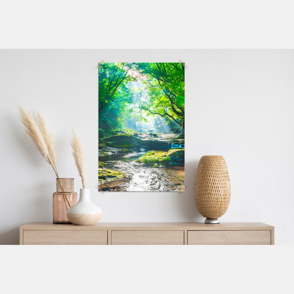 Plakat słoneczny leśny strumień z mchem – Wallissimo® Plakat słoneczny leśny strumień z mchem – Wallissimo®