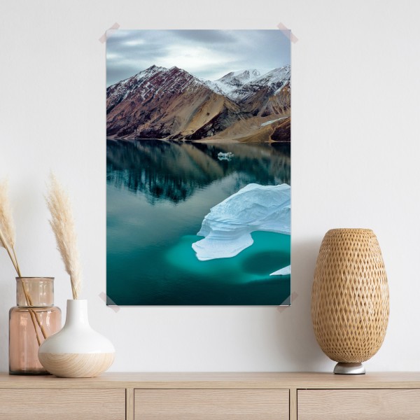 Plakat góra lodowa i odbicia gór w turkusowej wodzie – Wallissimo® Plakat góra lodowa i odbicia gór w turkusowej wodzie – Wallissimo®
