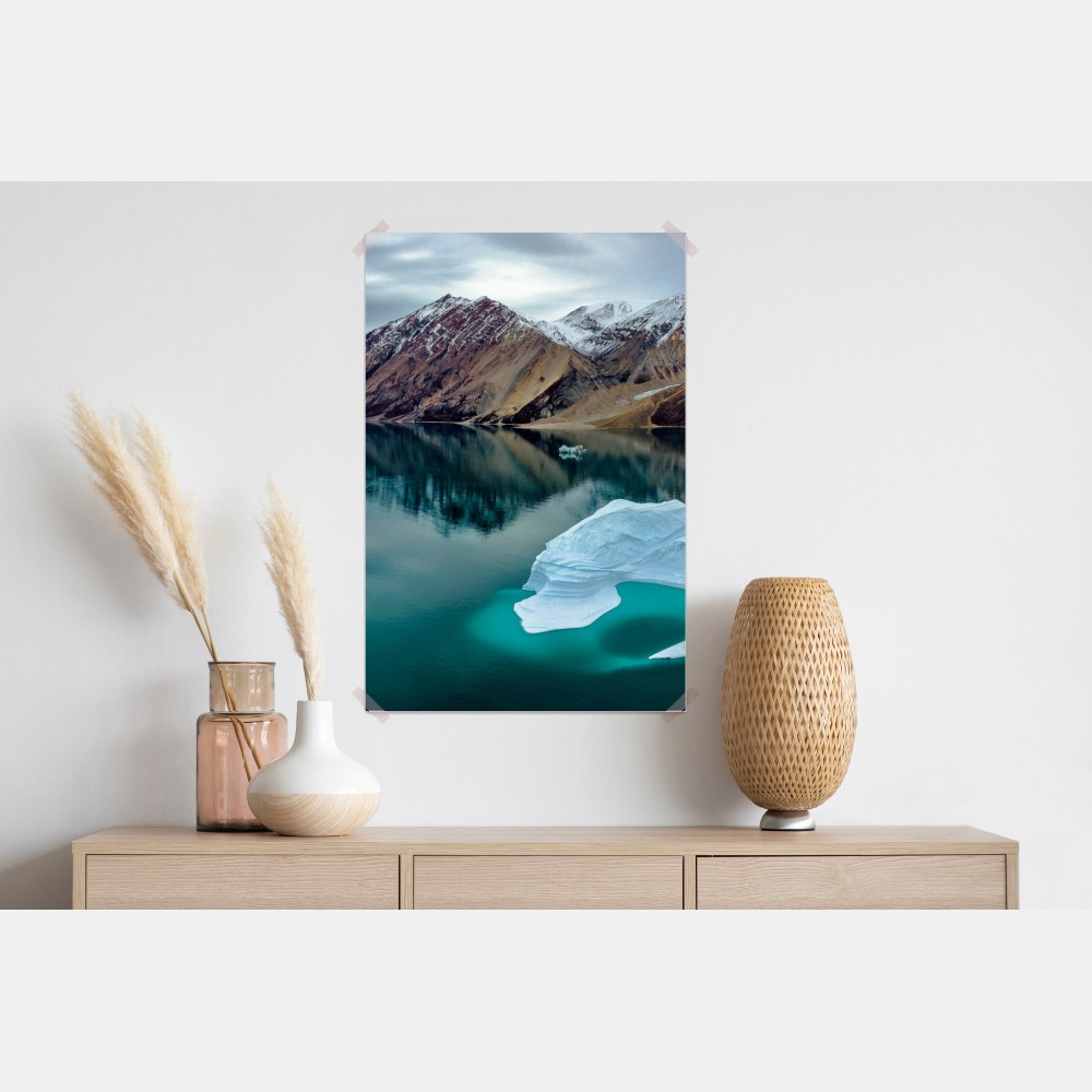 Plakat góra lodowa i odbicia gór w turkusowej wodzie – Wallissimo® Plakat góra lodowa i odbicia gór w turkusowej wodzie – Wallissimo®