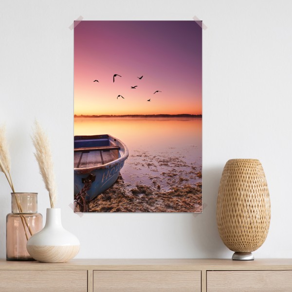 Plakat spokojna łódź o zmierzchu nad jeziorem – Wallissimo® Plakat spokojna łódź o zmierzchu nad jeziorem – Wallissimo®