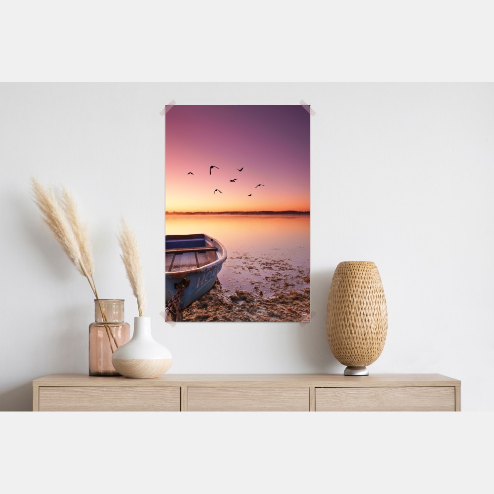 Plakat spokojna łódź o zmierzchu nad jeziorem – Wallissimo® Plakat spokojna łódź o zmierzchu nad jeziorem – Wallissimo®