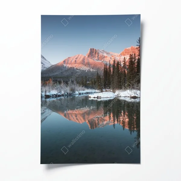 Plakat górskie odbicie w porannym blasku