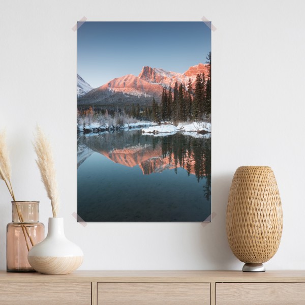 Plakat górskie odbicie w porannym blasku