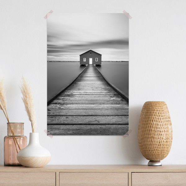 Plakat samotny domek na pomoście nad spokojną wodą – Wallissimo® Plakat samotny domek na pomoście nad spokojną wodą – Wallissimo®