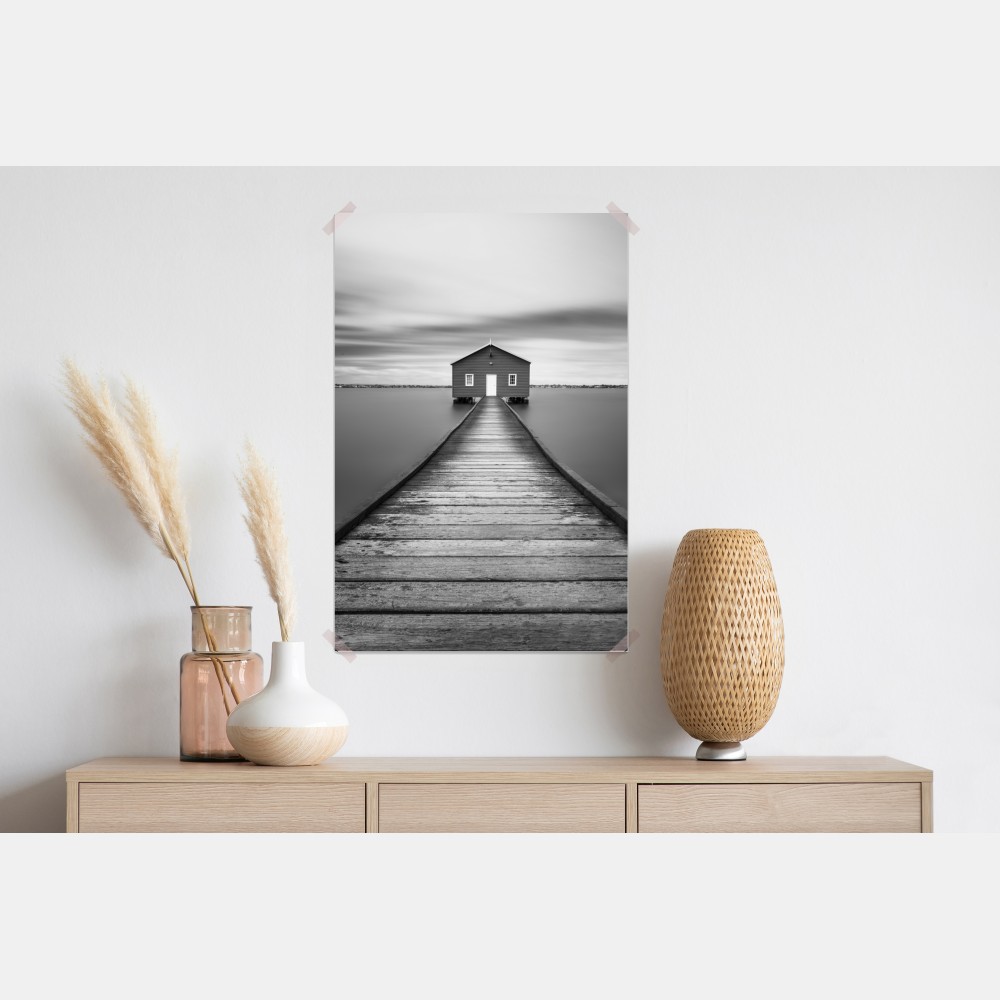 Plakat samotny domek na pomoście nad spokojną wodą – Wallissimo® Plakat samotny domek na pomoście nad spokojną wodą – Wallissimo®