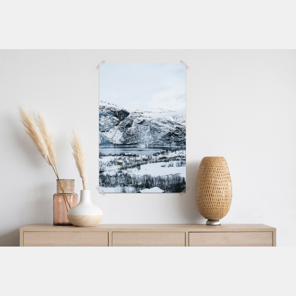 Plakat spokojny zimowy pejzaż górski nad zamarzniętym jeziorem – Wallissimo® Plakat spokojny zimowy pejzaż górski nad zamarzniętym jeziorem – Wallissimo®