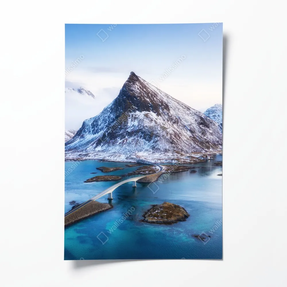Plakat Lofoty most i góra z lotu ptaka – Wallissimo® Plakat Lofoty most i góra z lotu ptaka – Wallissimo®