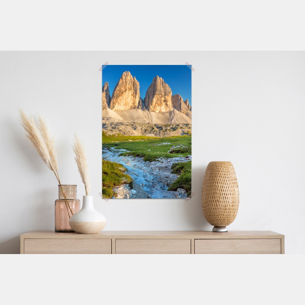 Plakat Tre Cime di Lavaredo nad alpejską łąką – Wallissimo® Plakat Tre Cime di Lavaredo nad alpejską łąką – Wallissimo®