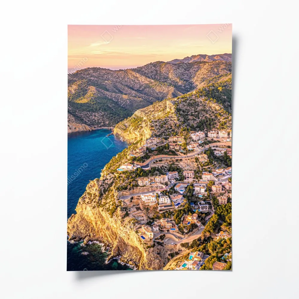 Plakat zachód słońca nad klifem i nadmorską wioską – Wallissimo® Plakat zachód słońca nad klifem i nadmorską wioską – Wallissimo®