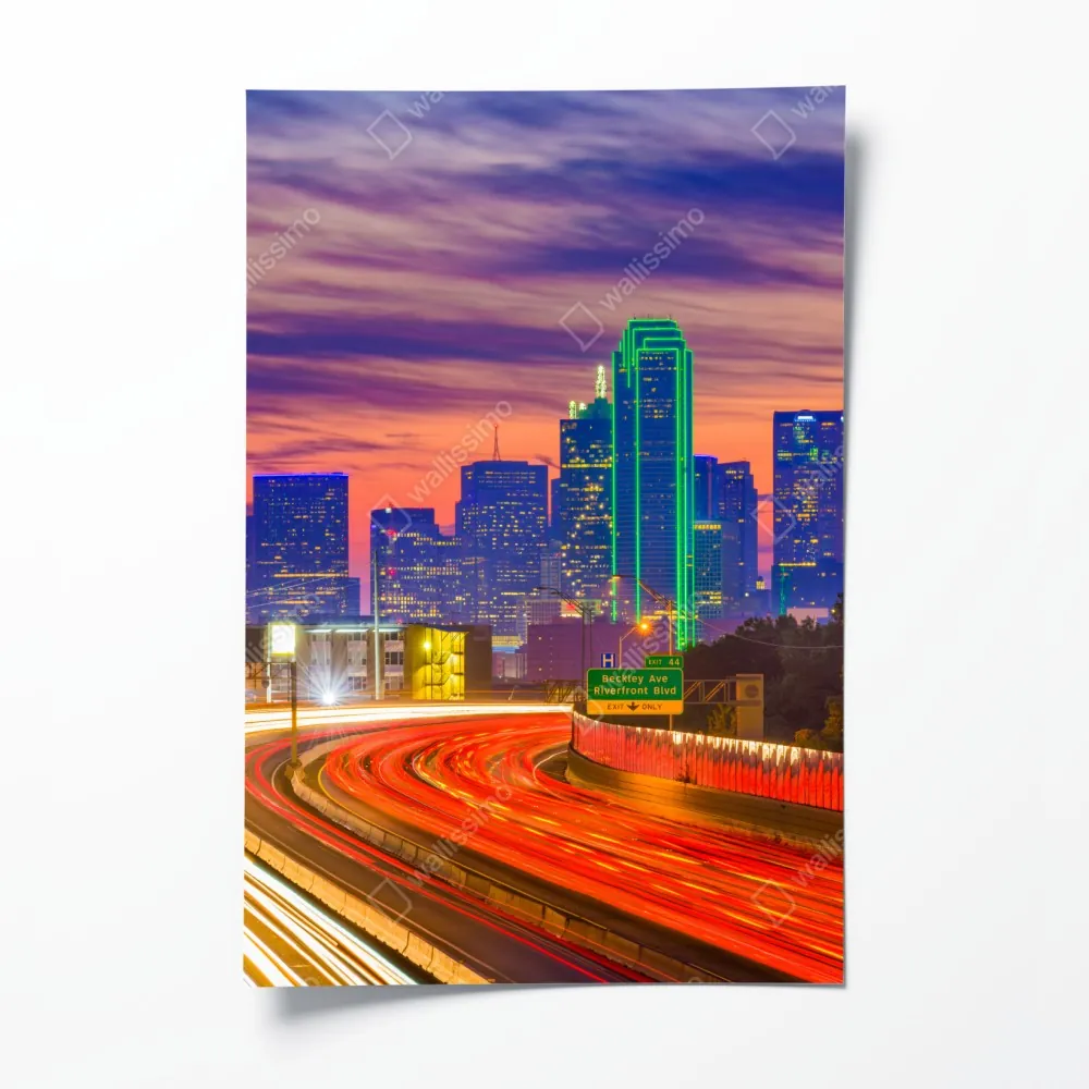 Plakat panorama Dallas o zachodzie słońca z świetlnymi smugami autostrady – Wallissimo® Plakat panorama Dallas o zachodzie słońca z świetlnymi smugami autostrady – Wallissimo®