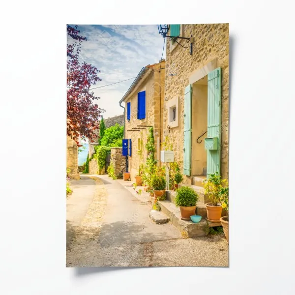 Plakat słoneczna uliczka z kamiennymi domami i kolorowymi okiennicami