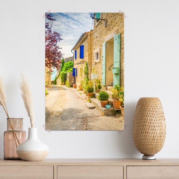 Plakat słoneczna uliczka z kamiennymi domami i kolorowymi okiennicami – Wallissimo® Plakat słoneczna uliczka z kamiennymi domami i kolorowymi okiennicami – Wallissimo®